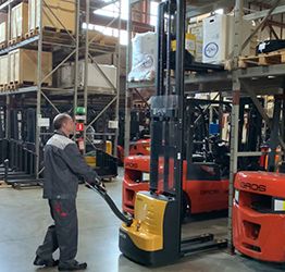 Посмотрите, как легко работать на самоходном штабелере GROS CDD15 